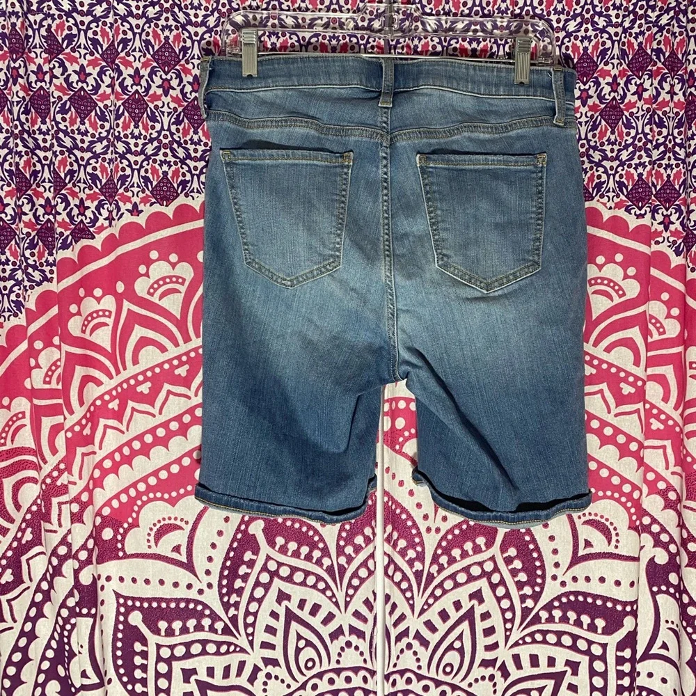 Torrid sky high skinny size 10 Jean denim shorts - Picture 2 of 4